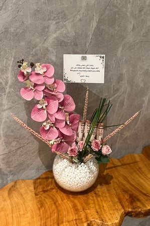 تنسيق هدية  فازه ورد صناعي - نسائي