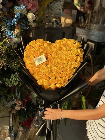 باقه قلب اصفر / heart bouquet