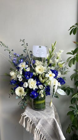 فازه انيقه باللون الابيض والازرق