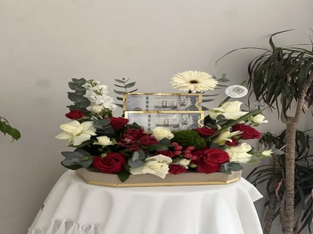 ستاند مخمل ورد مع تقديم مبلغ مالي