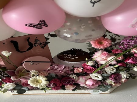 ستاند الغيمه مع الكيكه والبالون فخمه جداً