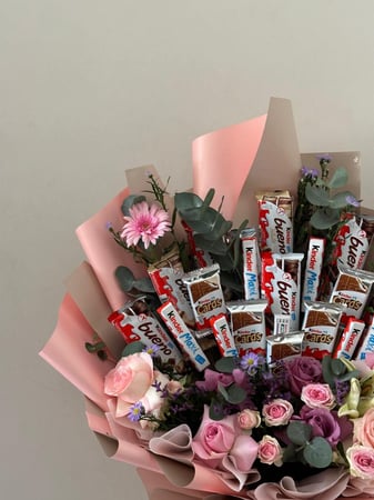 باقة ورد مع شوكلت كيندر