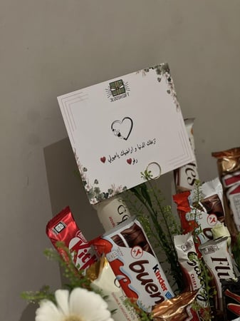 بوكس شوكلت متنوع مع الورد / Assorted chocolate box with roses