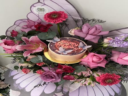 باقه الفراشه مع الكيكه