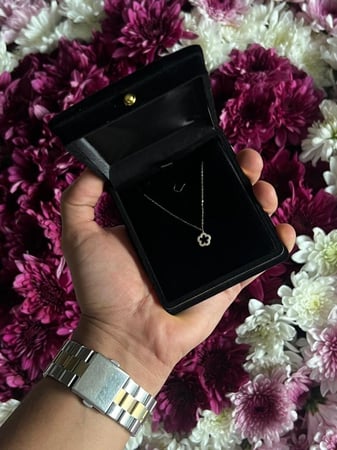باقه الفراشه عرض تنسيق سلسال ذهب من اختيارك /Butterfly Bouquet Display Gold Chain Arrangement of Your Choice
