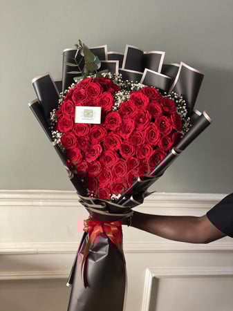 باقة ورد احمر على شكل ️