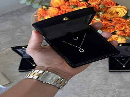 فازه ورد الفراشه مع سلسال ذهب