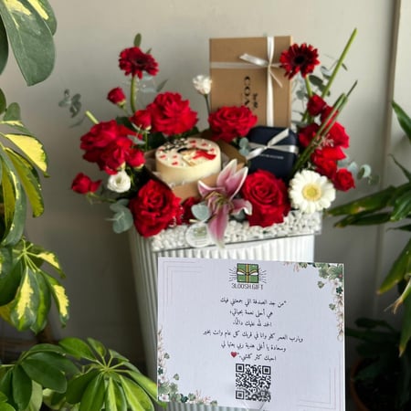 ترتيب هدايا فاخر داخل صندوق مزين بالورد الأحمر والأبيض يحتوي على علبة