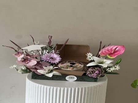 اكريلك ورد وكيك بالإضافه الى اكريلك تفصيل بالإسم حسب الطلب