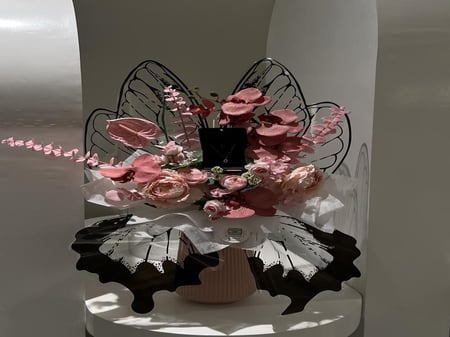 فازه ورد الفراشه مع سلسال ذهب