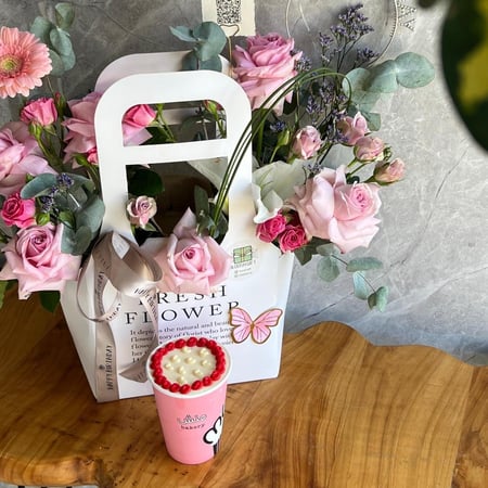 سلة ورد مع الكب كيك