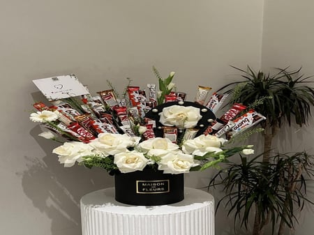 بوكس شوكلت متنوع مع الورد / Assorted chocolate box with roses