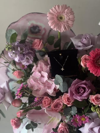 باقه الفراشه عرض تنسيق سلسال ذهب من اختيارك /Butterfly Bouquet Display Gold Chain Arrangement of Your Choice