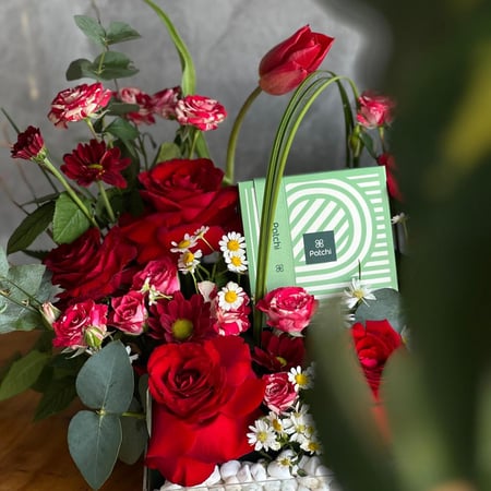 تنسيق اكريلك ورد احمر مع شوكلت باتشي