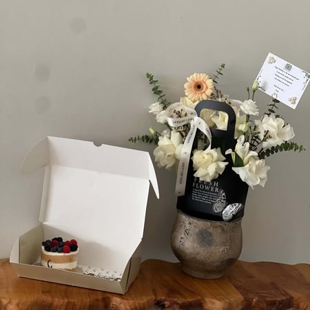 سلة ورد مع كيك جاناش