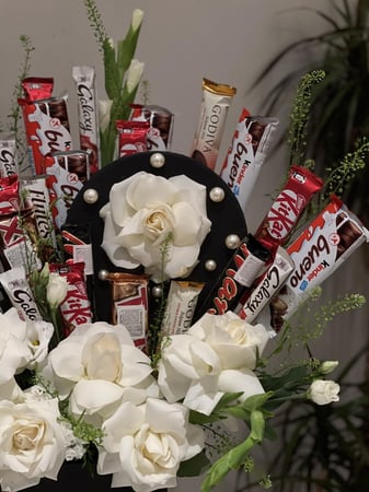 بوكس شوكلت متنوع مع الورد / Assorted chocolate box with roses