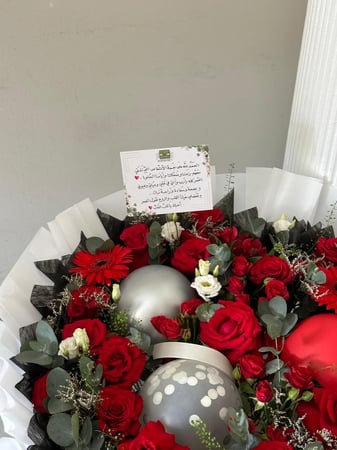 باقه ورد احمر مع مبلغ مالي مخفي