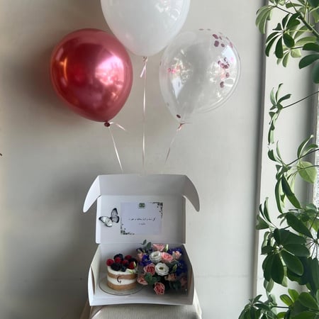 كيكه وورد انيقه مع البالون الجميل