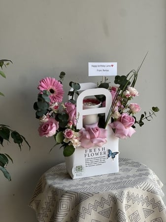 سلة ورد مع كوب كيك