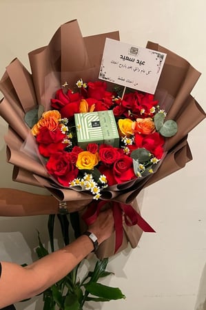 باقة ورد بالاضافه الى شوكلاتة باتشي