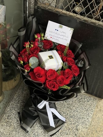 باقة ورد لون احمر مع شوكلت باتشي