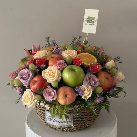 سله فواكه مع الزهور
