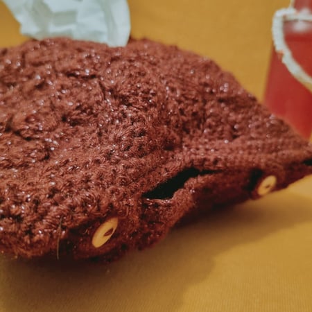 غلاف مناديل احمر