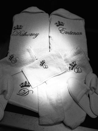 طقم ارواب حمام 8 قطعه مطرزة بالاسماء