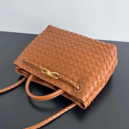 BOTTEGA VENETA Andiamo Medium leather tote bag