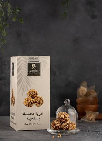 تمرية محشيه بالطحينة مزيّنه باللوز المكرمل