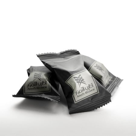 تمر بالشوكولاته وحشوة الكرمل المملح