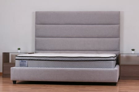 سرير رمادي نفر