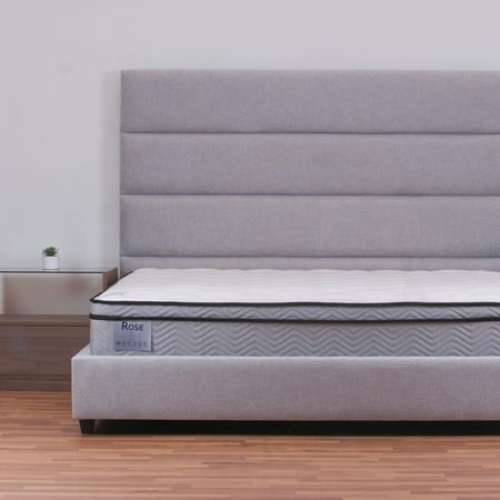 سرير رمادي فاتح