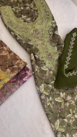 حرير ديجتال مطرز ومرصع بالكرستال مع الطرحه