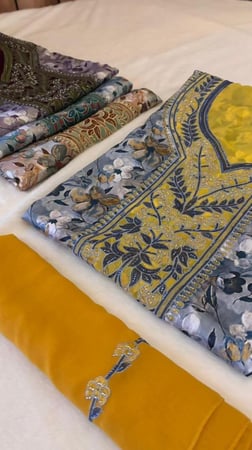 حرير ديجتال مطرز ومرصع بالكرستال مع الشيله