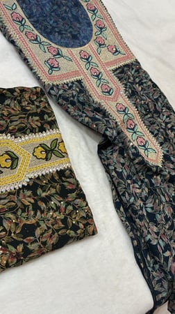 قطن امارتي مذهب ترتر مطرز ومتروس كرستال ( الاقطان تغسل قبل الخياطه)