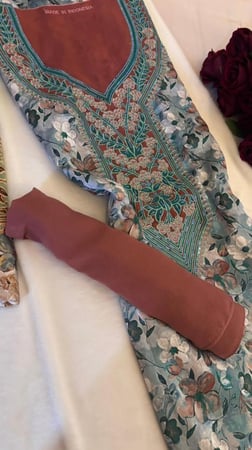 حرير ديجتال مطرز ومرصع بالكرستال مع الشيله