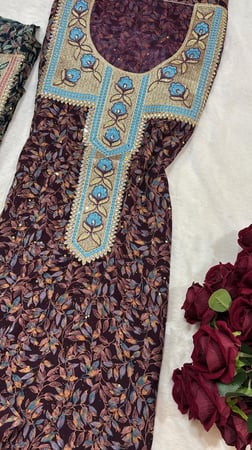 قطن امارتي مذهب ترتر مطرز ومتروس كرستال ( الاقطان تغسل قبل الخياطه)