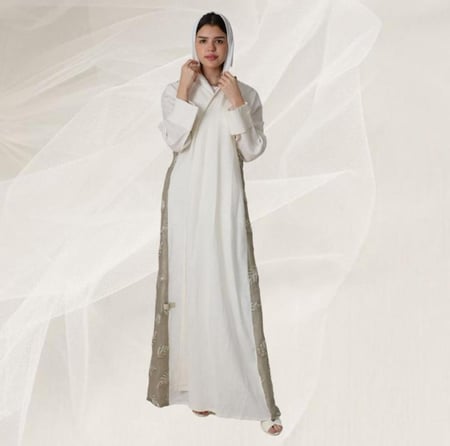 عباية لنن اوف وايت مع لنن مطرز من الخلف