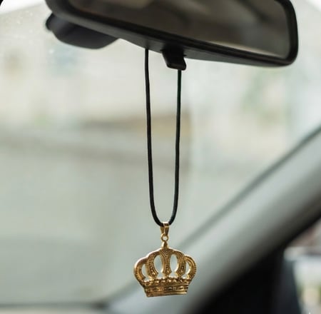 تعليقة مراية على شكل تاج بالوان مختلفة