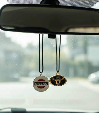 تعليقة مراية شعار تويوتا ونيسان بجودة عالية