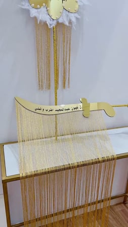 سيوف ودروع ذهبية أكريليك