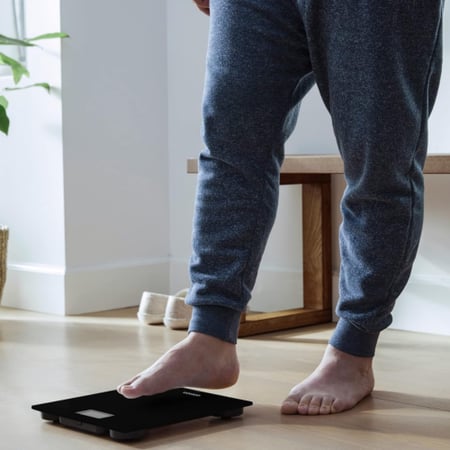 أومرون ميزان ديجيتال أسود يعمل بالبلوتوث وتطبيق الجوال HN300