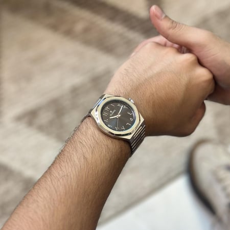 ساعة رجالية بارقام عربية بميناء اسود