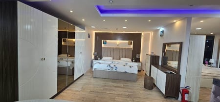 غرف نوم خشب تايلندي (سرير+دولاب+تسريحة +شفرينة +2 كمدينة)