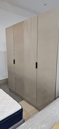 غرفة نوم(سرير - دولاب -تسريحة - كمدينو)