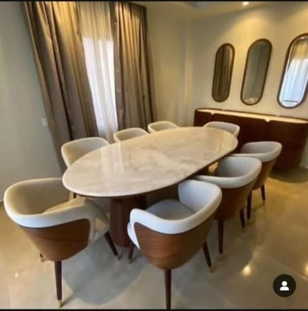 طاولة طعام بسطح رخام مع ٨كرسي مع بوفيه
