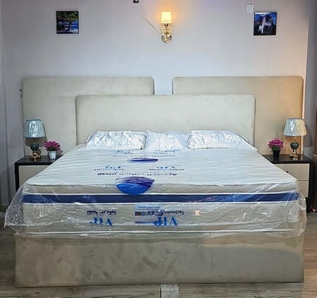 غرف نوم خشب تايلندي (سرير+دولاب+تسريحة +شفرينة +2 كمدينة)