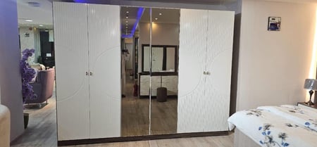 غرف نوم خشب تايلندي (سرير+دولاب+تسريحة +شفرينة +2 كمدينة)