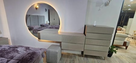 غرف نوم خشب تايلندي (سرير+دولاب+تسريحة +شفرينة +2 كمدينة)